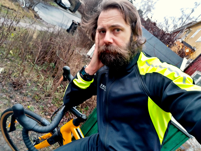 Per sitte på sin cykel och är trött